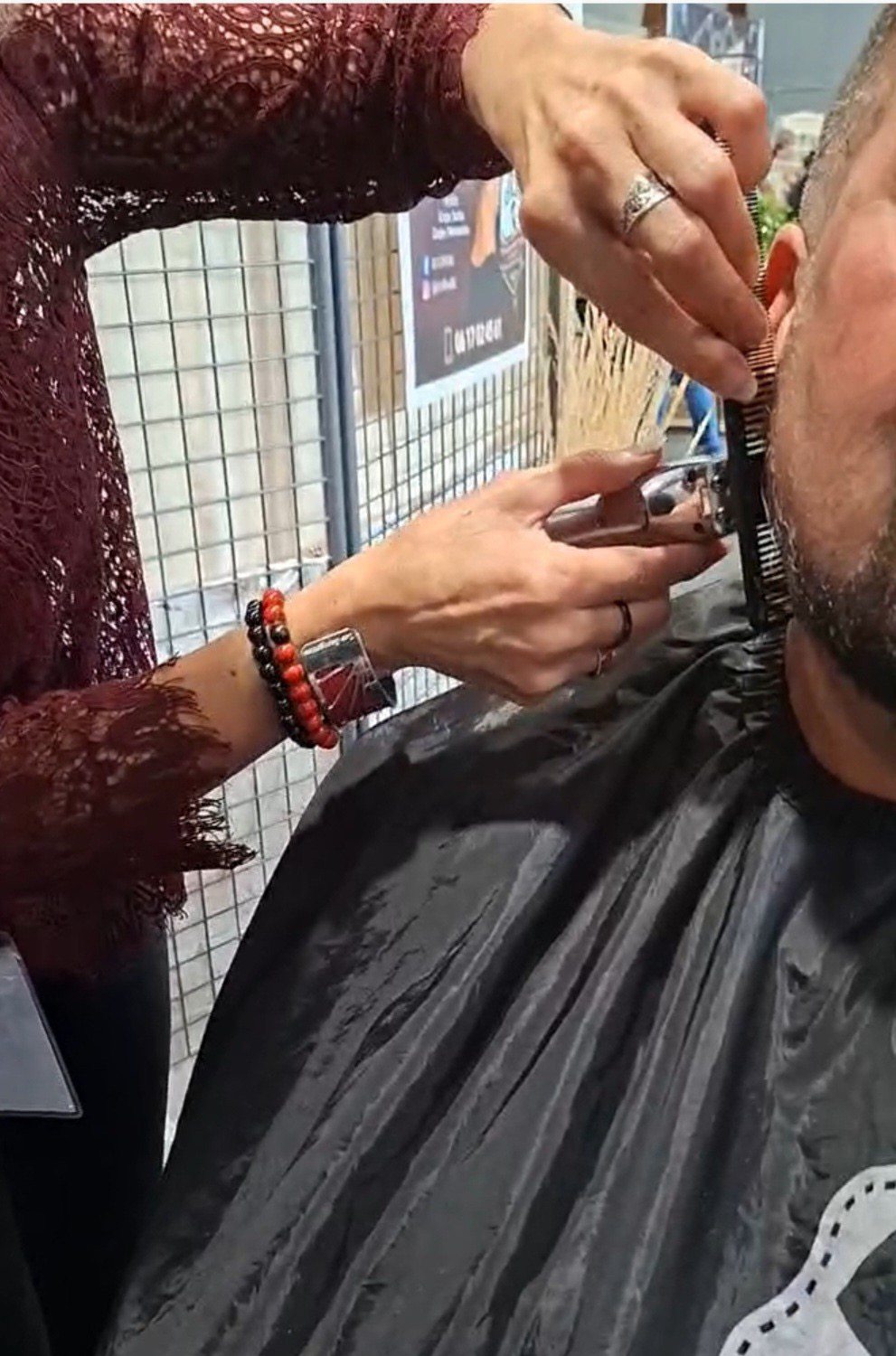 Ludivine taille une barbe à la tondeuse