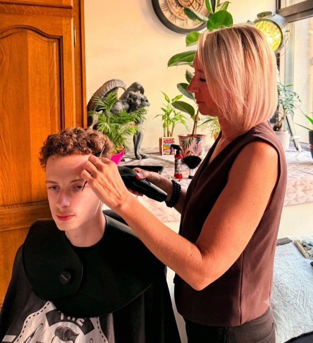 Ludivine coupe les cheveux d'un jeune homme à son domicile